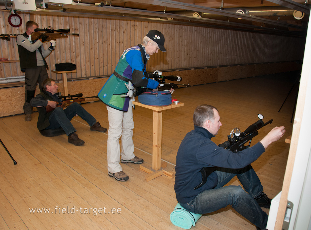 Springer laskurid samal ajal püsti laskmiseks ettevalmistusi tegemas